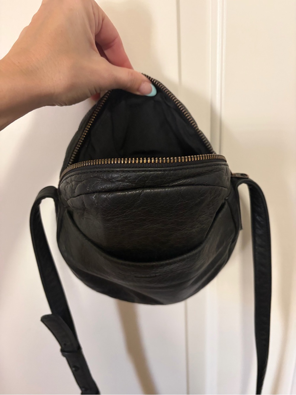 Vintage🖤RARE 🖤 BAGGU Black Round Circle Natural Leather Crossbody Bag🖤 - Picture 5 of 13